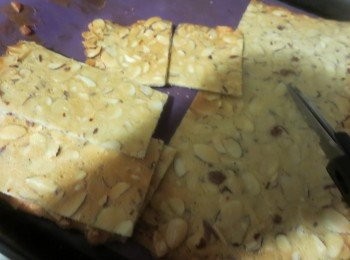 step5: 趁還熱時剪片，（涼了剪不了）待放涼了會變脆。