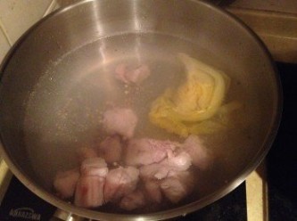 step2: 水煮沸後，把所有材料下鍋，燒滾後，調至小火煲最少1.5小時。