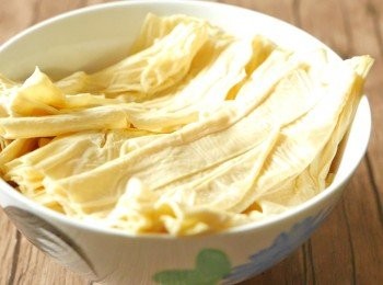 step2: 如使用鮮枝竹只要洗淨剪成小段就可以使用。如使用乾枝竹，需把乾枝竹折短，以溫水加少許鹽浸泡約15分鐘後隔水備用。