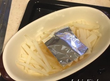 step2: 步驟二：
剪一塊鋁箔紙蓋住蛋黃的部分，
送入烤箱以210度烤 15分鐘，
最後五分鐘再將鋁箔紙拿掉將蛋黃烤至半熟。