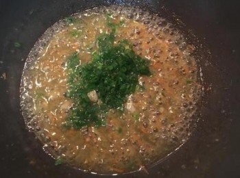 step7: 太白粉加適量的水混勻後，趁湯汁煮滾時分次倒入勾薄芡到自己喜歡的濃度，滴入少許香油，放入青蔥花略拌勻後，淋在白菜上即可。