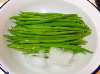 step3: 將豆盛起，放入冰水中浸3-4分鐘後，抹乾水備用。