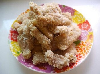 step3: *熱一小油鍋，油熱了後。將醃製好的肉裹滿樹薯粉後油炸。大約炸1分鐘撈起。