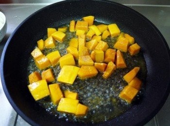 step2: 起鍋下約2米杯的水量加上一小匙鹽，放入南瓜，蓋上鍋蓋煮至熟