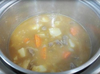 step6: 將融解後的咖哩塊加入內鍋中攪拌一下~~ 接著在外鍋倒1/2杯水蓋上蓋子再按下開關跳起即完成!!