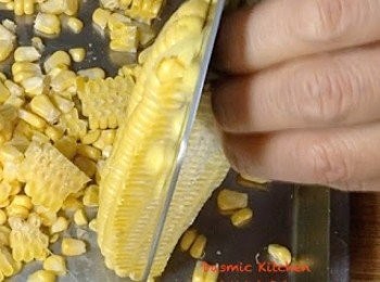 step2: b. 用刀切： 將整條玉米最底部切除一小部份（讓玉米可以整條穩穩站直於盤子或砧板中， 用刀切時較安全！）、延著玉米穗軸由上往下切 （請小心用刀！）