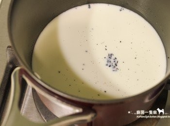 step3: 全脂牛奶＋細砂糖30g+香草籽1/2根，放進小鍋中，以中火煮沸。