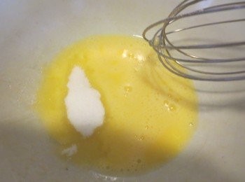 step1: 先準備個大碗~倒入鷄蛋跟砂糖打至发泡，就是打蛋器举起来时，鸡蛋糊能够呈一直线流下的程度才行。