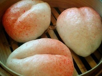 step6: 然後用大火蒸8-10分鐘，用牙刷或其他刷子，在刷頭沾上少許粉紅色色素，用手在刷頭掃數次，令顏色沾在包子上即成！