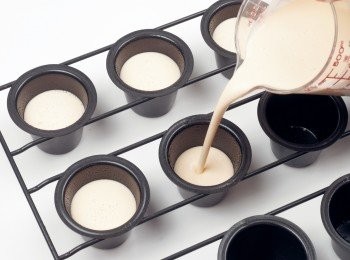 step5: 將麵糊倒入模型至6 分滿左右。