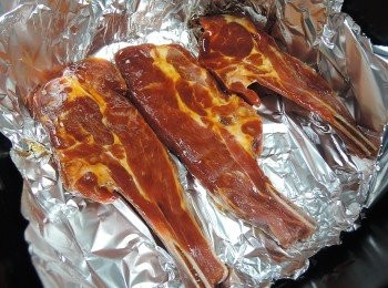 step3: 將醃好的羊排放入氣炸鍋內，120度先15分鐘，在160度5分