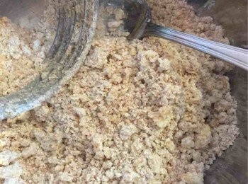 step1: 先把所有粉狀篩好後好拌勻(粗粒全麥粉難篩,所以我篩,5篩唔到直接倒進) 然後加入冰凍牛油，用Pastry cutter整成碎麵包糠狀，麵粉和牛油完全混合。