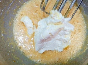 step4: 再將軟化的乳酪起司也加入仔細拌勻