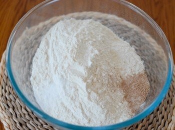step1: 將麵粉，鹽和酵母放在大碗內 （不要把鹽和酵母直接放在一起，可在碗的一邊放鹽，另一邊放酵母），然後拌勻