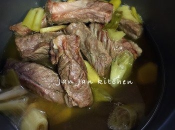 step1: 京蔥切段，甘荀去皮切件。下1茶匙油爆香薑片，將牛肋條煎封至金黃，灒酒，下京蔥炒香，傾入調味料待煮滾，即可倒入普通電飯煲按煮飯鍵炆40分鐘，開蓋放入甘荀續炆20分鐘，完成後保溫30分鐘即可享用。如不用電鍋，用煲炆一樣可以的。
若看最新食譜，請支持我的個人網誌：我的個人網誌: https://www.facebook.com/pages/Jan-Jan-Kitchen/1013038405396937