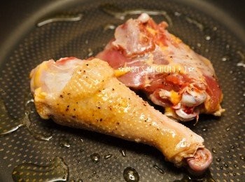 step2: 接著將雞肉用平底鍋煎到表皮金黃後送進烤箱用200度烤約25分鐘。