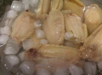 step3: 浸冰水浸到肉變凍,然後瀝乾水份。