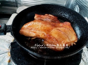 step6: 醃好的<a href="https://bit.ly/2ZxapeY" target="_blank" data-keyword="雞扒" class="guide-link"><strong>雞扒</strong></a> <span style="display:inline-block;vertical-align:middle;margin-top:-3px;color:initial;border-radius:3px;padding:2px 3px;font-size:12px;line-height:14px;background:#87d300;color:#fff;">即買</span> 放入鑊中煎至兩面金黃色(煎<a href="https://bit.ly/2ZxapeY" target="_blank" data-keyword="雞扒" class="guide-link"><strong>雞扒</strong></a> <span style="display:inline-block;vertical-align:middle;margin-top:-3px;color:initial;border-radius:3px;padding:2px 3px;font-size:12px;line-height:14px;background:#87d300;color:#fff;">即買</span> 的油留起)