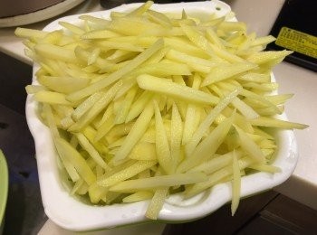 step1: 薯仔洗淨刨皮，切片後切絲。