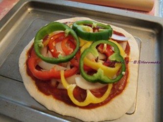 step4: 預熱焗爐200度, 焗盤塗一層薄油, 放上披薩底; 披薩底塗勻蕃茄醬, 鋪上配菜