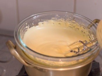 step3: 整碗放於熱水上面，水溫不用太高，大約是2份滾水加1份常溫水般熱度，而水位不要直接接觸到碗底。因為雞蛋打發要一段時間，所以我於爐頭操作，為了保持水溫，每隔數分鐘開最細最細火30秒左右關火。
開始打就用電動打蛋器高速一直打圈地打10分鐘至體積變大數倍