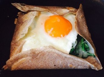 step7: 將薄餅的四邊向內摺，用鑊鏟按實。上碟後鋪上巴馬火腿即可。