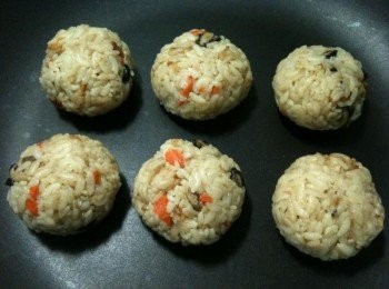 step16: 隔天開始煎小丸子：取出平底鍋，倒入少許苦茶油（或其他耐高溫的油品也可以），放入脫掉保鮮膜的小丸子，開中火慢煎。