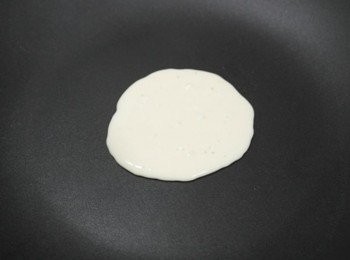 step4: 平底鍋用中小火加熱後倒入1大匙半的麵糊~~這份量大約可以煎10片左右喔!!