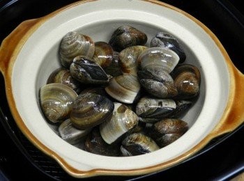 step1: 蛤蜊吐沙洗淨後放入陶鍋中