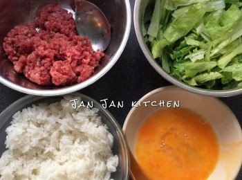 step1: 預備材料，牛肉用少許鹽、糖，生抽、粟粉及水略醃。