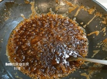 step7: 開火繼續炒糖約5分鐘，至鍋邊開始有糖附著，熄火，繼續翻攪糖至糖顏色變淺，用鍋鏟快速翻攪糖，再用筷子快速撥攪至糖反砂