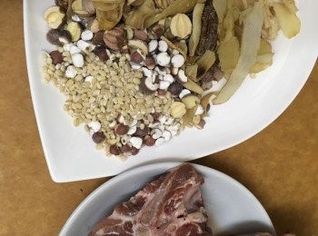 step1: 1)豬骨出水, 湯包洗淨. 全部材料加入8碗水, 水滾後轉小煲2小時即可.