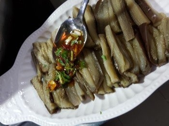step3: 茄子洗淨切條,用滾水蒸15分鐘,淋上汁料即可