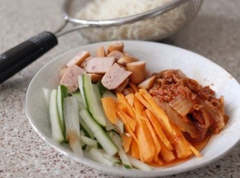 step2: 將青瓜，紅蘿蔔切幼絲