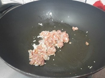step3: 下絞肉炒散及炒至豬肉9成熟