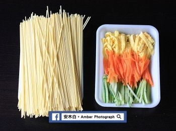 step2: 雞蛋打散，倒入已均勻抹上一層油的平底鍋中攤蛋皮，蛋皮不用太厚，薄薄一層即可，蛋皮攤好後，取出蛋皮，將蛋皮捲起來切成絲。紅蘿蔔，洗淨去皮；小黃瓜，用軟毛刷在水下刷洗乾淨，將兩者放入滾水中汆燙一會殺菁，再瀝乾水份撈起來，放涼後切成絲。