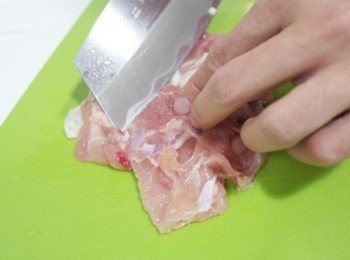 step1: 將雞肉攤平較厚的地方用刀稍微劃開~延展整塊肉片使厚度均勻比較好捲喔^^