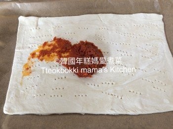 step2: 在酥皮上放上Sun dried tomato paste然後塗勻。