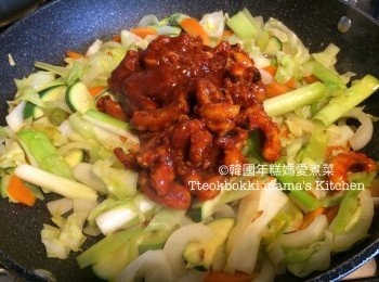 step4: 熱鑊下油，放洋蔥大蒜炒香，加入其餘蔬菜炒至軟身，倒入辣醬章魚炒匀，