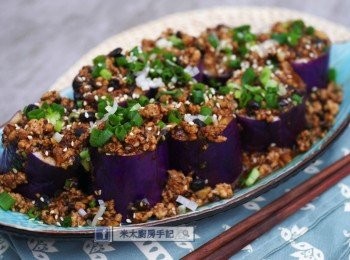 step8: 把炒好的肉末倒在茄子上(把部分沿十字切口釀入)，灑上蔥花和熟芝麻，完成。