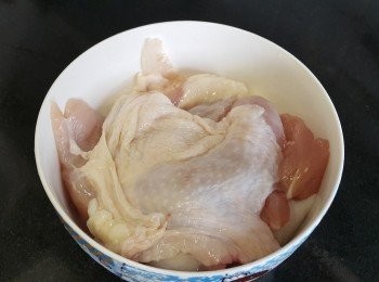 step3: 將雞肶去骨，用少許雞粉，黃酒，麻油醃 1 小時
(雞骨留煲湯用)