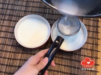 step5: 再使用隔篩，將混合液平均放入2個碗中