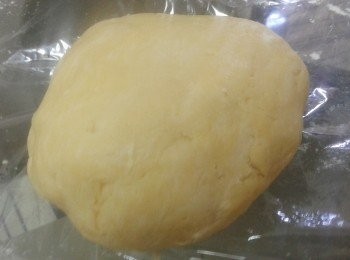 step2: 逐少加入水拌勻，搓成麵糰，如麵糰太乾可多加點水。用保鮮紙包好，放入雪櫃待30分鐘