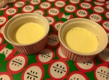 step2: 將淡忌廉用細火煮至無煙，即刻離火，然後逐少逐少倒入蛋黃和糖的混合物內 (圖2.)；之後再放雲呢拿籽；
注意：吾好一次過倒曬入去，因為煮熱左既淡忌廉會整熟d蛋黃