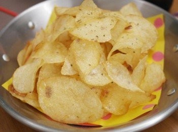 step7: 每塊洋芋片上都被蜂蜜奶油給包覆著:) 亮亮的等著我去吃它^^"