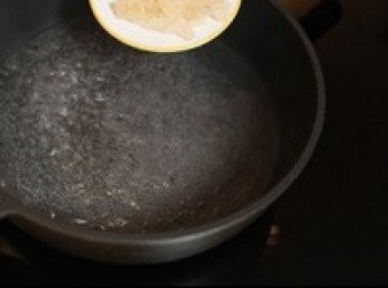 step7: 把冰糖和水放入水中，將糖用中高火將煮融。熄火備用