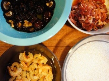 step1: 備料：圓糯米洗淨泡少至少一小時、乾香菇用水沖一下然後泡水至少一小時、蝦米洗淨(註3)、豬肉絲用醬油、白胡椒、麻油先醃一下