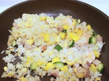 step5: 最後加入鹽巴及黑胡椒粉調味。