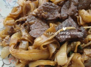 step6: 下<span class="group_3">調味料</span>快手炒勻或用筷子快手兜勻, 試味, 味道不夠, 此時可以再加一點生抽調味, 把7成熟牛肉回鑊炒好拌勻, 上碟即成乾炒牛河