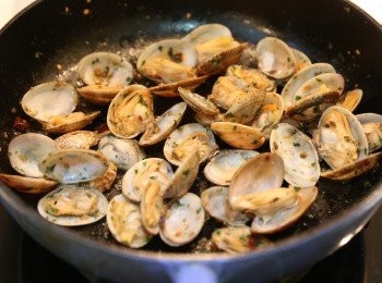 step4: 加入蜆及Fresh Parsley 炒到蜆開口加入白酒盛起備用